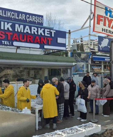 Beylikdüzü’nde Balıkçı Kenan 3 tır hamsiyi ücretsiz dağıttı
