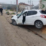 Bilecik’te direksiyon hakimiyetini kaybeden otomobil park halindeki tıra çarptı
