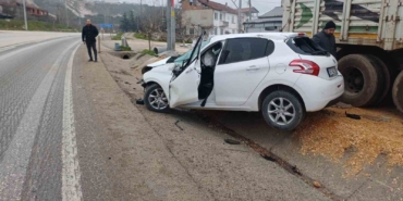 Bilecik’te direksiyon hakimiyetini kaybeden otomobil park halindeki tıra çarptı