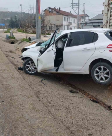 Bilecik’te direksiyon hakimiyetini kaybeden otomobil park halindeki tıra çarptı