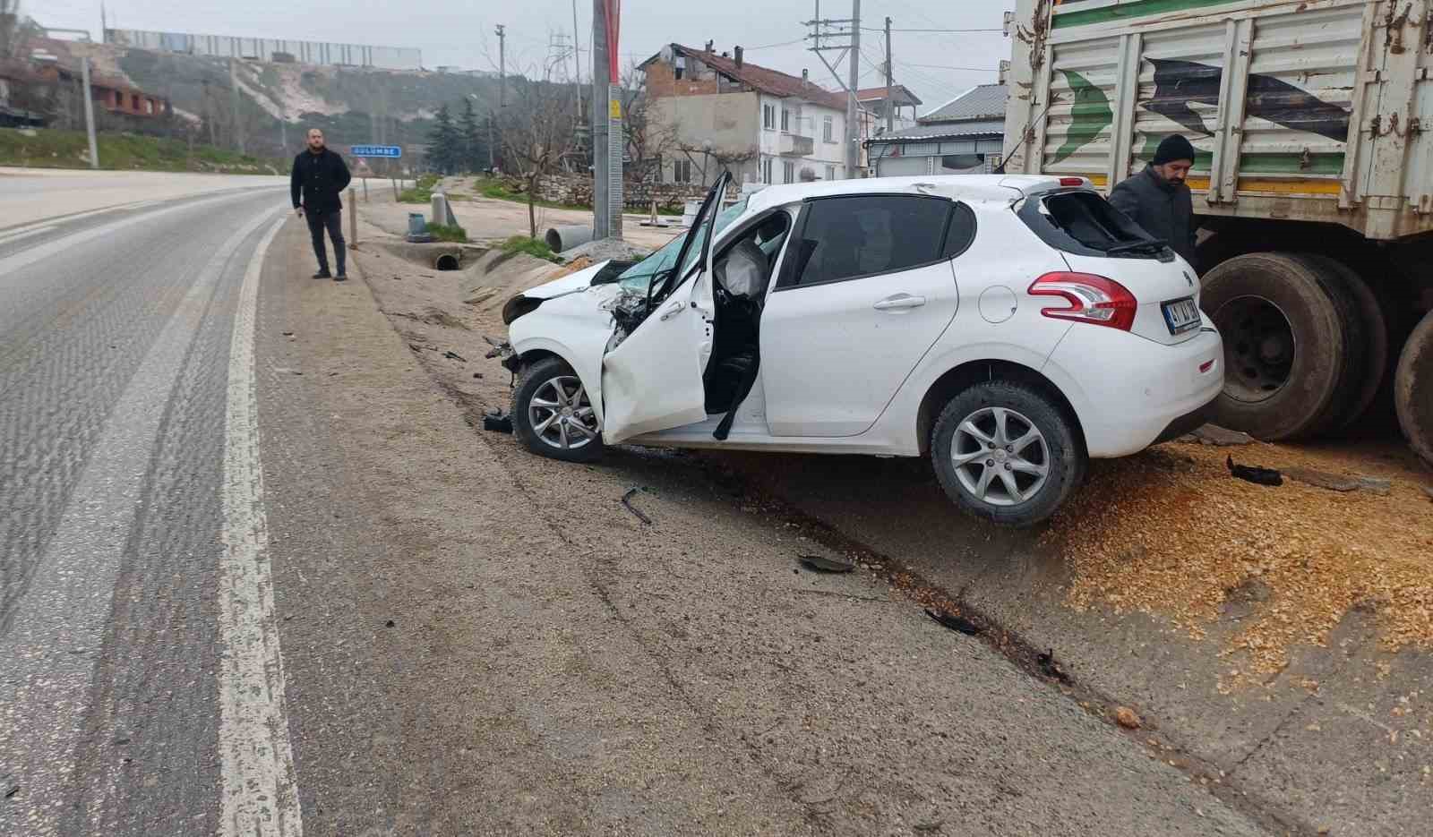 Bilecik’te direksiyon hakimiyetini kaybeden otomobil park halindeki tıra çarptı