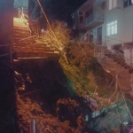 Sarıyer’de yağış nedeniyle bina yanındaki merdivenler çöktü: Mahalleli sokağa döküldü