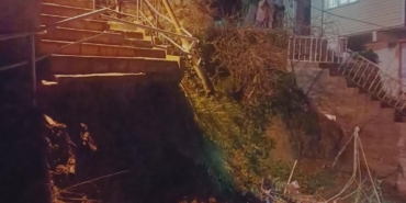 Sarıyer’de yağış nedeniyle bina yanındaki merdivenler çöktü: Mahalleli sokağa döküldü