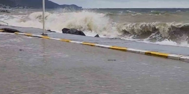 Yalova’da fırtınada dev dalgalar Esenköy kıyılarını dövdü