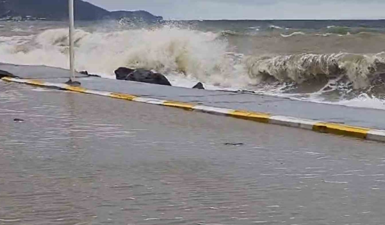 Yalova’da fırtınada dev dalgalar Esenköy kıyılarını dövdü