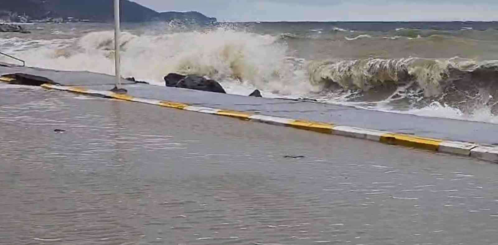Yalova’da fırtınada dev dalgalar Esenköy kıyılarını dövdü