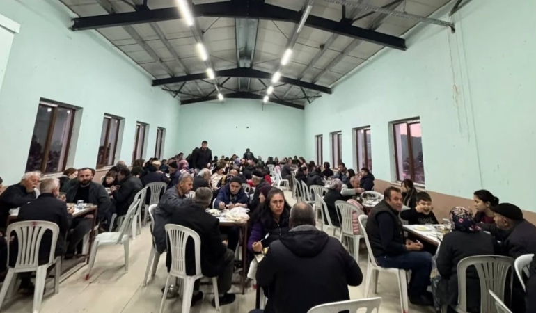 Burhaniye’de toplu iftar geleneği devam ediyor