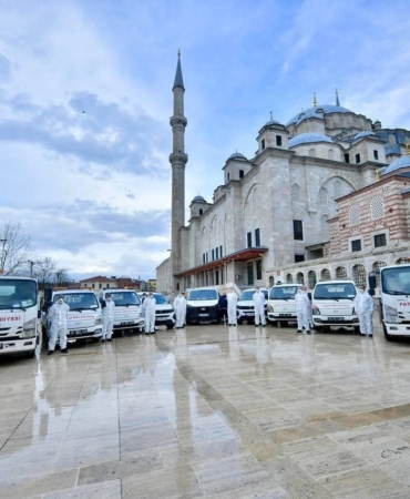 Fatih’teki camiler Ramazan öncesi gül suyuyla yıkandı