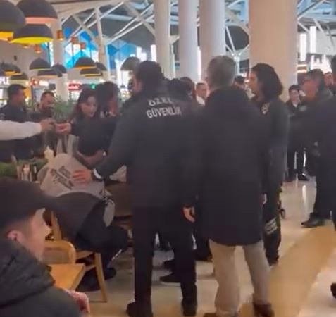Alışveriş merkezinde çıkan kavgada güvenlik görevlisi bıçaklandı