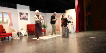 Öğretmenlerin sahnelediği "İdeal Aile Reçetesi-2" oyunu ilgi gördü