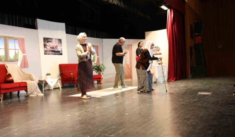 Öğretmenlerin sahnelediği "İdeal Aile Reçetesi-2" oyunu ilgi gördü