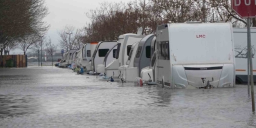 Kocaeli’de karavanlar su içinde kaldı, otopark sulara teslim oldu