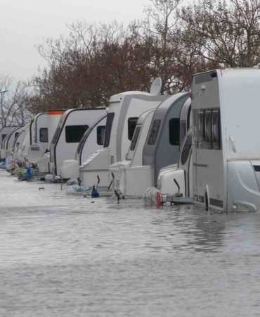 Kocaeli’de karavanlar su içinde kaldı, otopark sulara teslim oldu