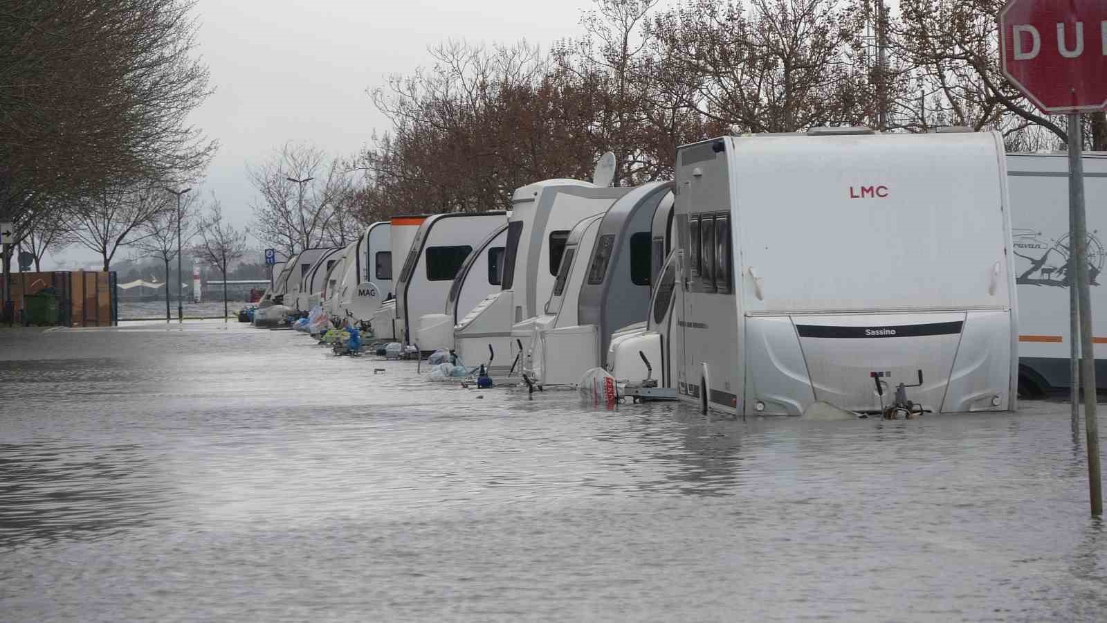 Kocaeli’de karavanlar su içinde kaldı, otopark sulara teslim oldu