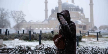 Balkanlardan gelen soğuk hava Edirne’yi beyaza bürüdü