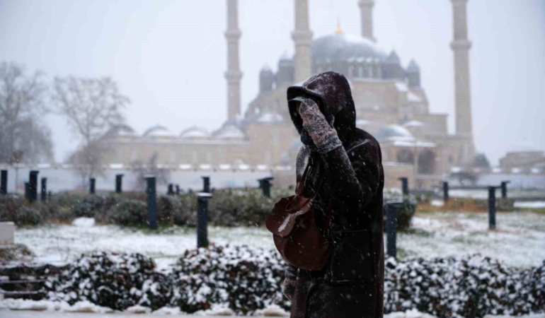 Balkanlardan gelen soğuk hava Edirne’yi beyaza bürüdü