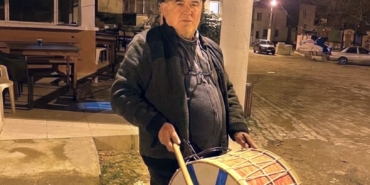 ’Şapkalı muhtar’ yine şapka çıkarttı: Davulcu bulamayan muhtar kendisi çalmaya başladı