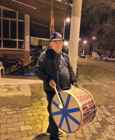 ’Şapkalı muhtar’ yine şapka çıkarttı: Davulcu bulamayan muhtar kendisi çalmaya başladı