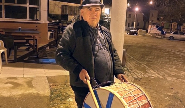 ’Şapkalı muhtar’ yine şapka çıkarttı: Davulcu bulamayan muhtar kendisi çalmaya başladı