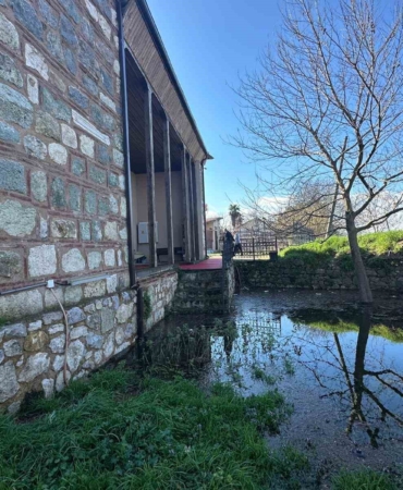 Uluabat Gölü’nün suları 625 yıllık camiyi tehdit ediyor