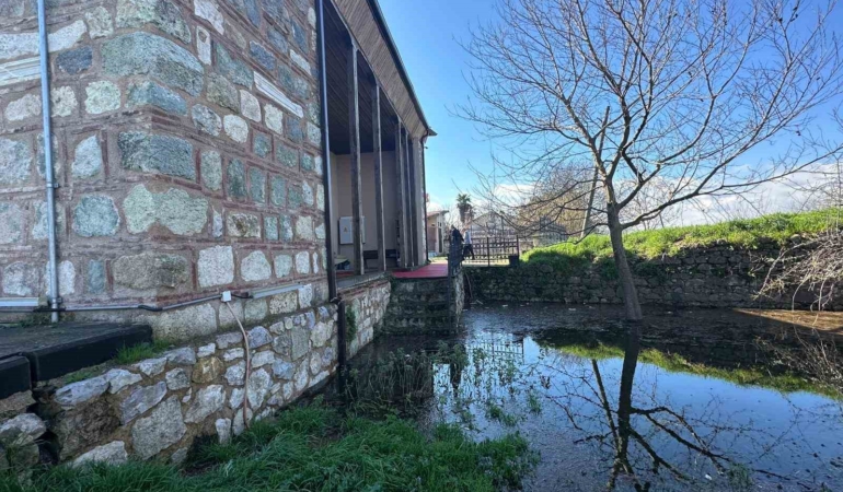 Uluabat Gölü’nün suları 625 yıllık camiyi tehdit ediyor