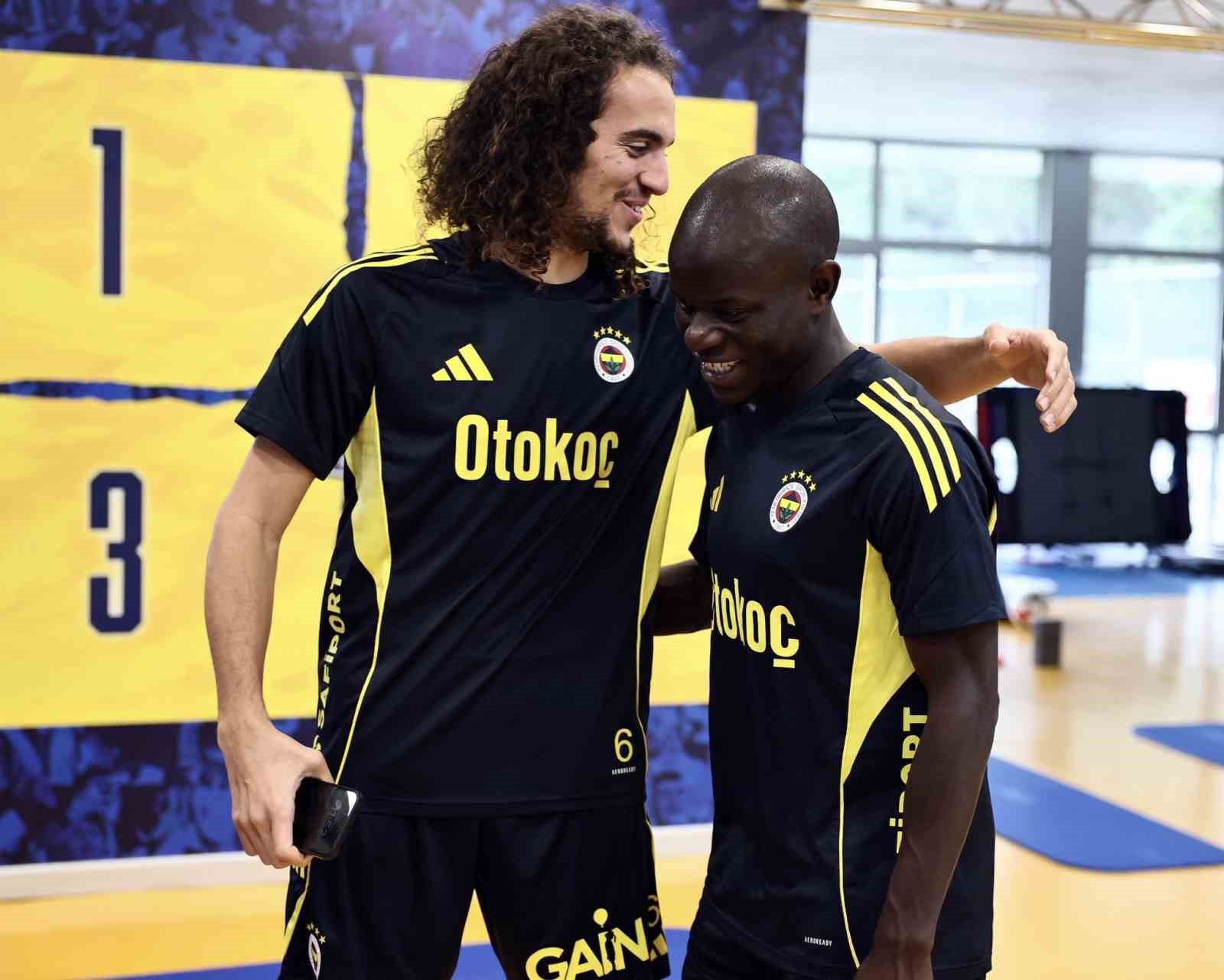 Fenerbahçe’nin yeni transferi N’Golo Kante, tesisleri gezdi ve ilk antrenmanını yaptı