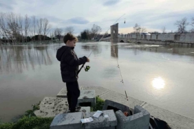 11 yaşındaki çocuk, taşkın bölgesine balık tutmaya geldi