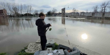 11 yaşındaki çocuk, taşkın bölgesine balık tutmaya geldi