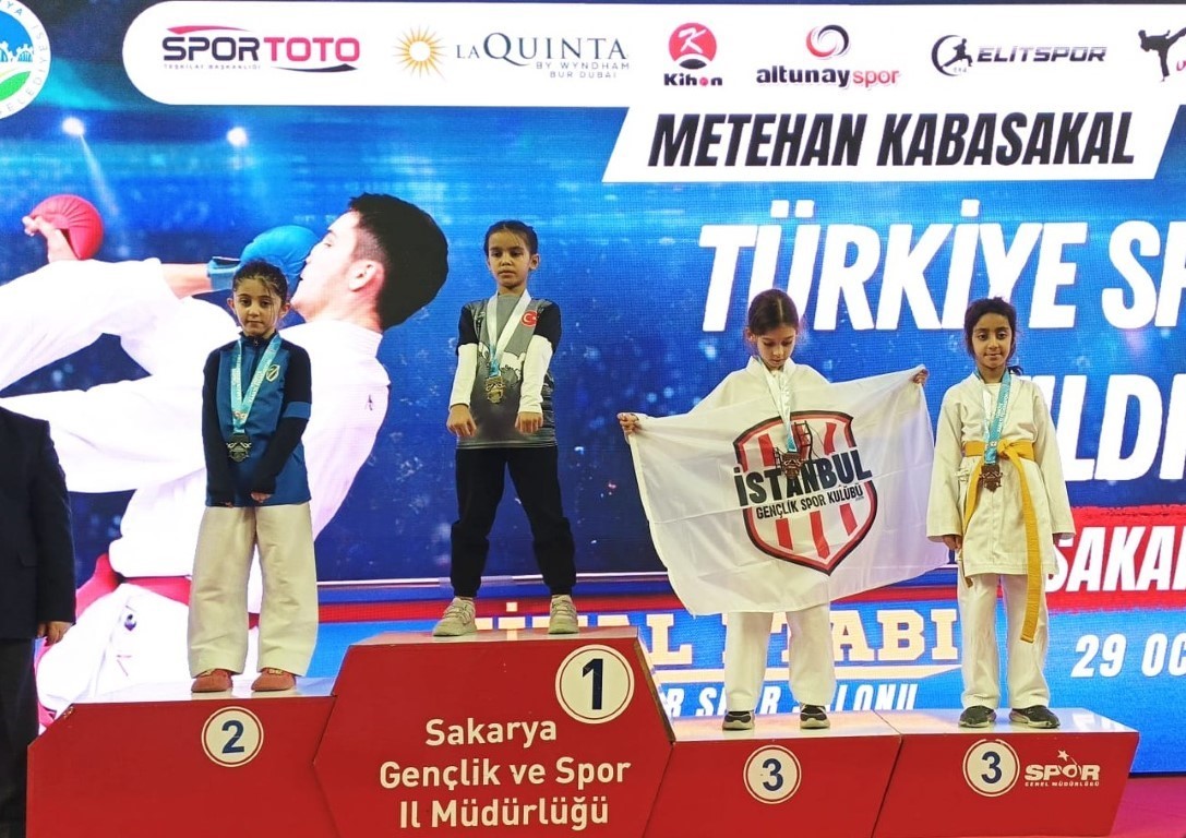 Kartepeli karateciler Sakarya’dan 6 madalyayla döndü