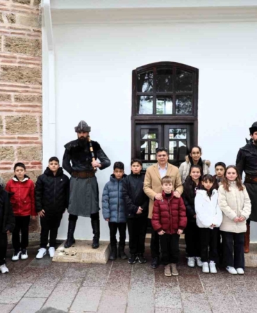 Söğüt’e gelen öğrencilere başkan Durgut Ertuğrulgazi Türbesi’nde rehberlik etti
