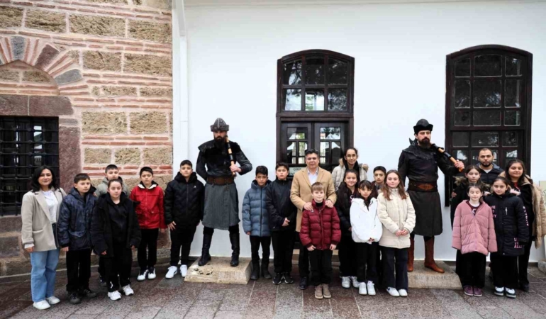 Söğüt’e gelen öğrencilere başkan Durgut Ertuğrulgazi Türbesi’nde rehberlik etti