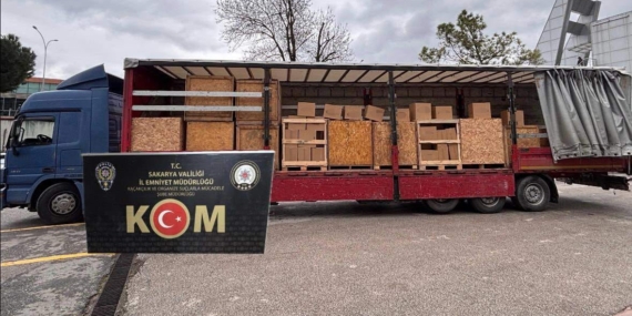 Otoyolda durdurulan tırdan 3 milyon 600 adet boş makaron yakalandı