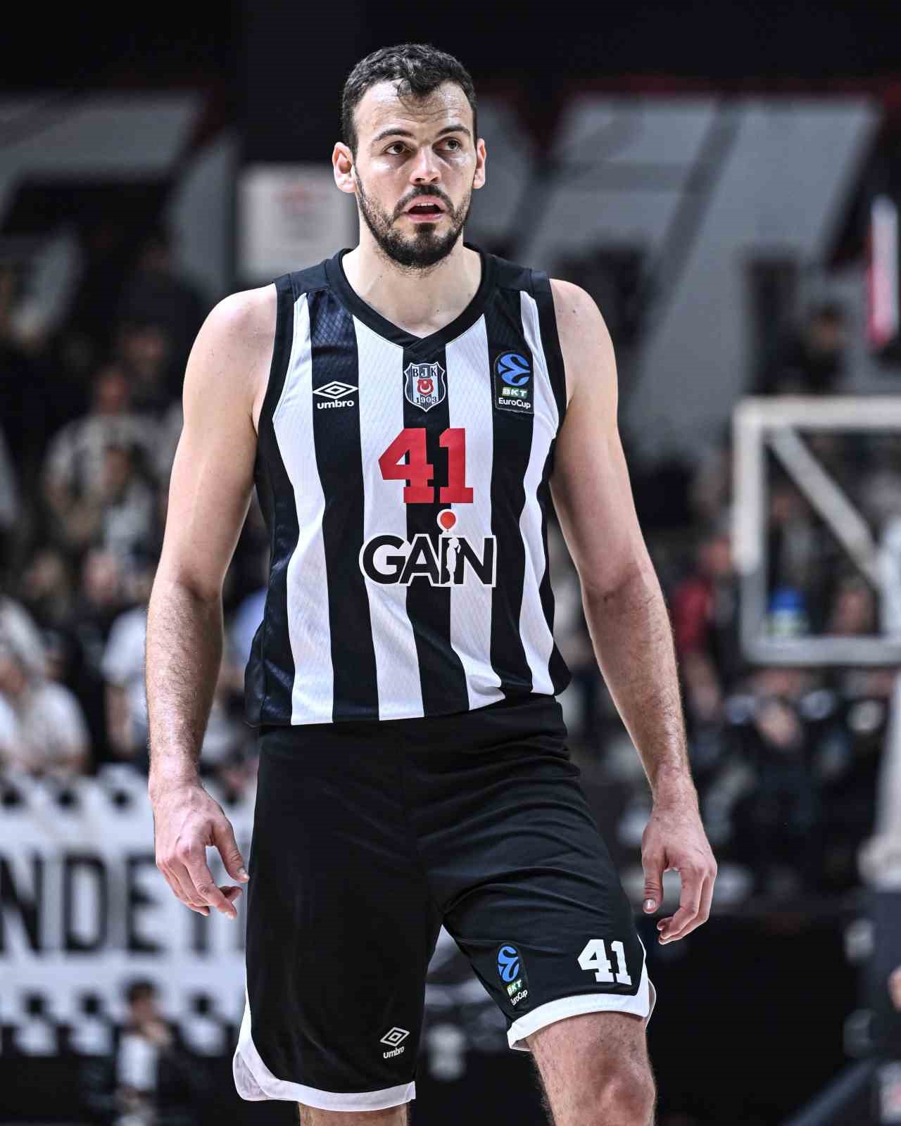 Beşiktaş’ta Ante Zizic hırsıyla panyayı kırdı, potayı parçaladı