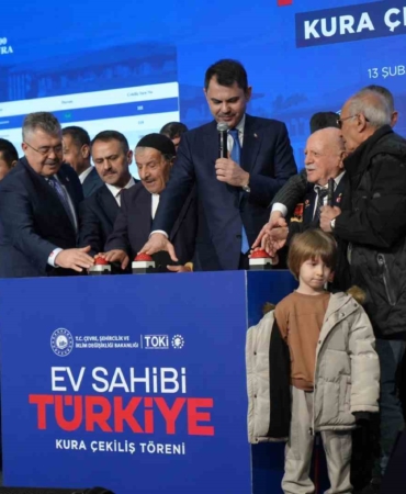 Kocaeli’de 10 bin 340 sosyal konutun kura çekimi Bakan Kurum’un katılımıyla yapıldı