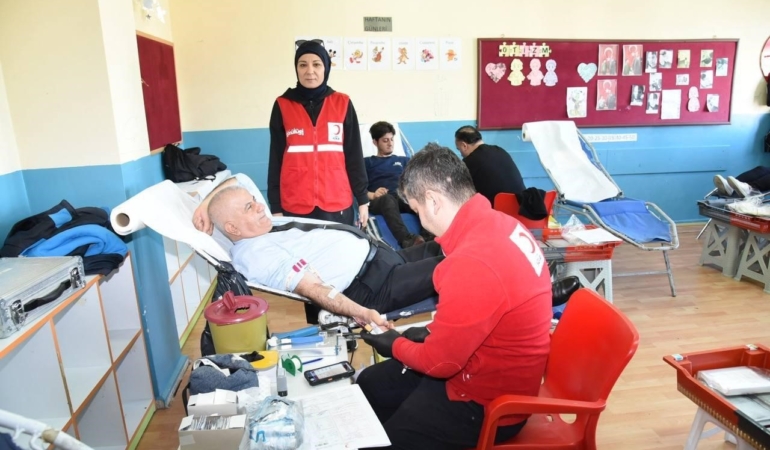 MEM Müdürü Selehattin Kal kan bağışı yaparak örnek oldu