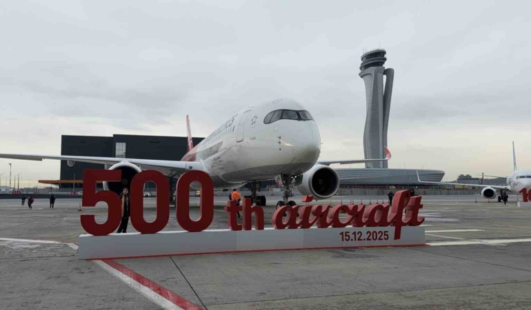 Türk Hava Yolları 100 bin çalışanının fotoğrafıyla giydirdiği 500. uçağını tanıttı