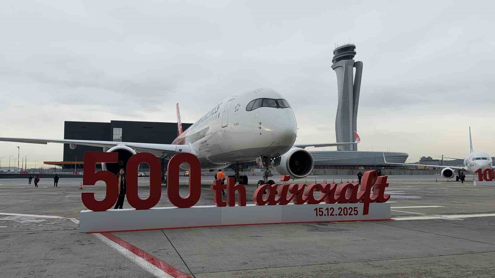 Türk Hava Yolları 100 bin çalışanının fotoğrafıyla giydirdiği 500. uçağını tanıttı
