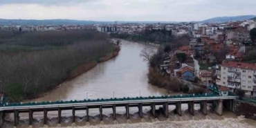 Kar ve yağmurların ardından, Mustafakemalpaşa Çayı coştu