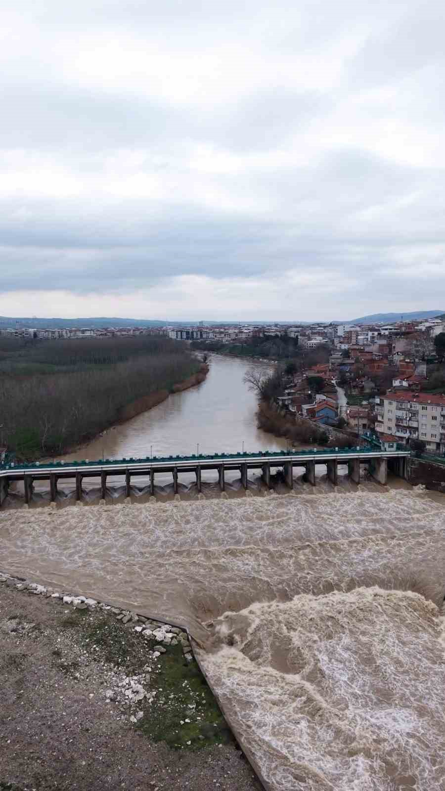 Kar ve yağmurların ardından, Mustafakemalpaşa Çayı coştu