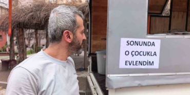 Bursa’da istediği ile evlenen kadın lokma dağıttı