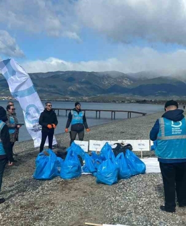 Çevrecilerden Altınkum sahilinde anlamlı temizlik