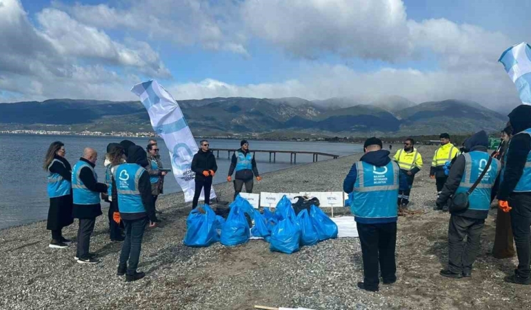 Çevrecilerden Altınkum sahilinde anlamlı temizlik