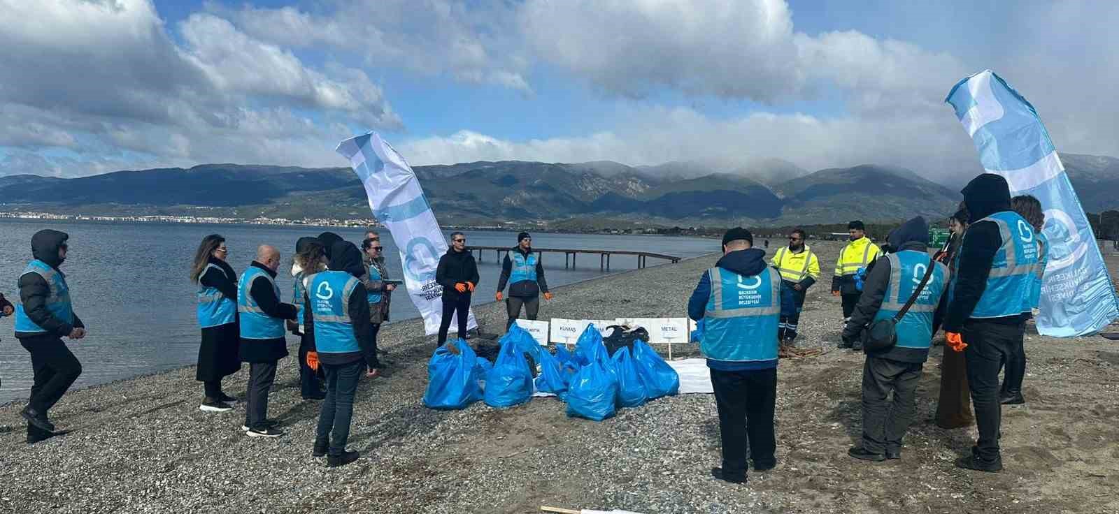 Çevrecilerden Altınkum sahilinde anlamlı temizlik