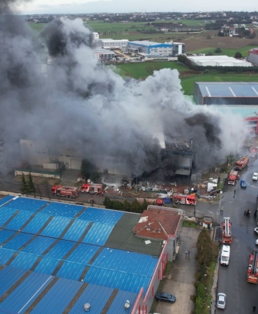 Silivri kablo ve inşaat malzemeleri üreten fabrikada yangın çıktı