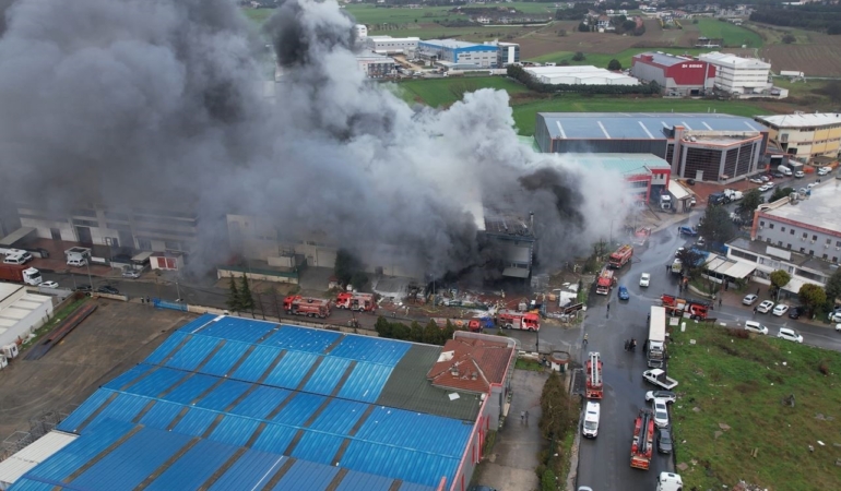Silivri kablo ve inşaat malzemeleri üreten fabrikada yangın çıktı
