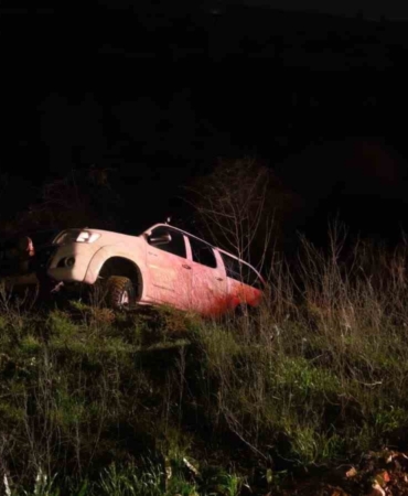 Kontrolden çıkan kamyonet şarampole yuvarlandı, sürücü yaralandı