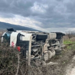 Bilecik’te tır şarampole devrildi