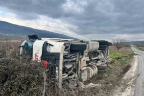 Bilecik’te tır şarampole devrildi