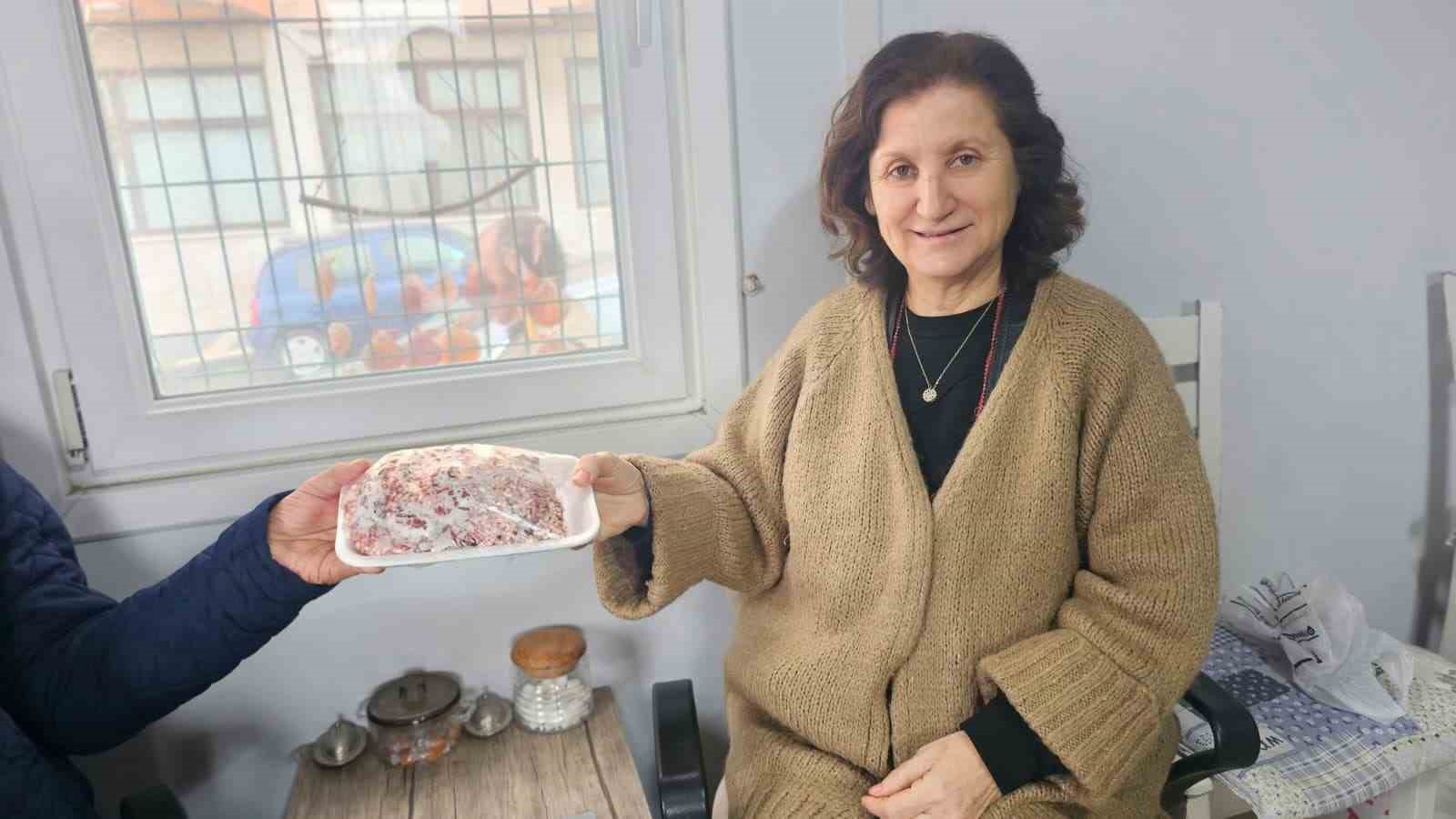 Bandırma’da Ramazan öncesi 40 aileye kıyma desteği