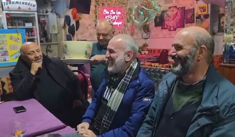 Şakacı kahveye gelen çıkamıyor